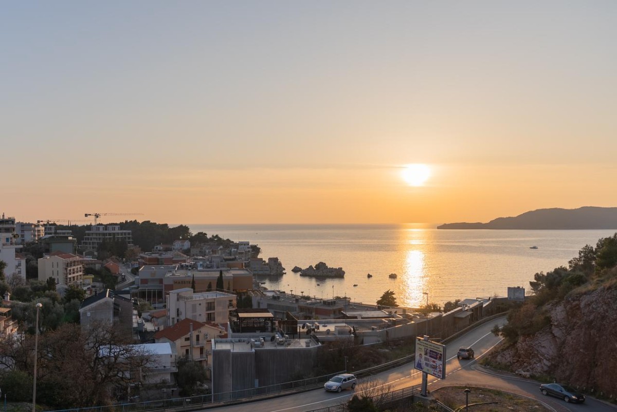 Spacious Three-Bedroom Apartment of 161 m² with Sea View, Pržno, Budva